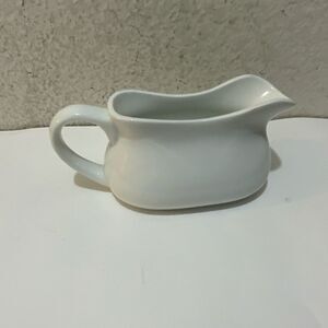 Target home collection white Porcelain White Gravy Boat 8 X 3.5 X 4” P10